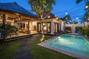 La alberca dentro o cerca de Rumah Ananda Bali - Balinese Villa Umalas 25 fotos más