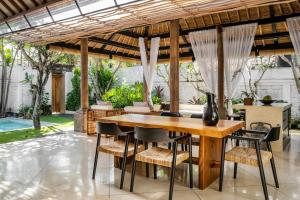 En restaurang eller annat matställe på Rumah Ananda Bali