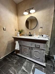W łazience znajduje się umywalka i lustro. w obiekcie Val'quirico Auguri Zócalo, Depto 4 Camas w mieście Tlaxcala de Xicohténcatl