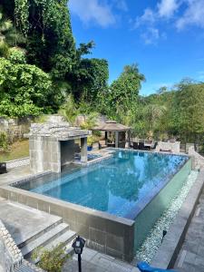 una piscina en medio de un complejo en Ngermid Oasis Cozy 2 BD 1BA Home, Scenic View, Secluded, Beautiful Location en Koror