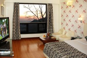 TV a/nebo společenská místnost v ubytování Honeymoon Inn Mussoorie