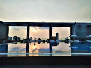 西哈努克的住宿－Legend Hotel and Resort，享有带游泳池的建筑景致