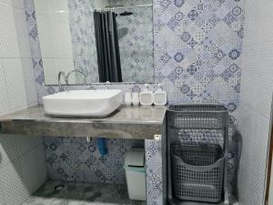y baño con lavabo y espejo. en The Greenergy - NO ELEVATOR en Hat Yai