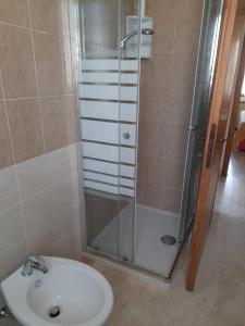 bagno con doccia e lavandino di Casa Vacanze Arba Girasole a Girasole