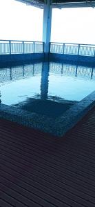 una piscina de agua en un edificio con un edificio en Tea Tree Suites,Manipal en Manipala