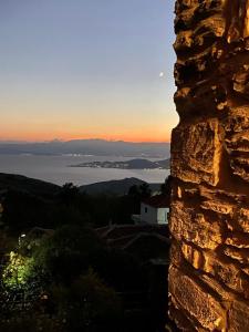 vista sull'oceano al tramonto da un edificio di The Ambassador Residence - Traditional stone house a Katochori