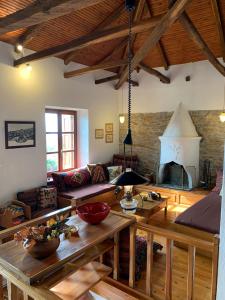 un soggiorno con un divano e un tavolo di The Ambassador Residence - Traditional stone house a Katochori