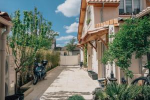 a scooter parked in a alley between two buildings at T&T Homestay in Bègles