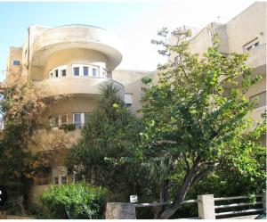 Bialik St B&B room Bauhaus district Tel Aviv في تل أبيب: مبنى عليه قبة