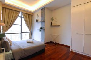 sypialnia z łóżkiem i dużym oknem w obiekcie The Azure Residency Petaling Jaya w mieście Kampong Baharu Sungai Way
