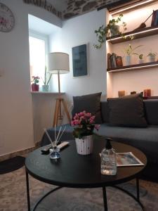 una sala de estar con un sofá y una mesa en Nisos suite, en Ermoupoli