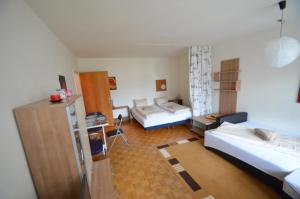 ein Wohnzimmer mit 2 Betten und einem Schreibtisch in der Unterkunft Appartement Monika in Saalbach-Hinterglemm