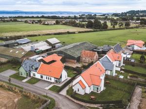 Vue aérienne d'un groupe de maisons au toit orange dans l'établissement Petronella, à Grange