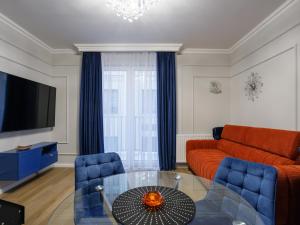 ein Wohnzimmer mit einem Sofa und einem Glastisch in der Unterkunft Luksusowy apartament z sauną in Zamość