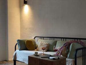 sala de estar con sofá y mesa en Casa Lume, en Toscolano Maderno