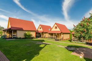 Afbeelding uit fotogalerij van Domki Letniskowe Corleone in Ostrowo