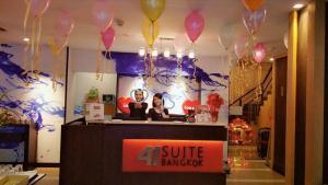 una tienda frente con bangalore lanzadera con globos en 41 Suite Bangkok, en Bangkok