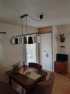 Telewizja i/lub zestaw kina domowego w obiekcie Fischerhaus 1950