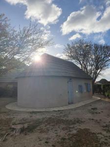 duży biały budynek ze świecącym słońcem w obiekcie Fischerhaus 1950 w mieście Le Barcarès
