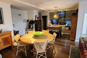 una cucina e una sala da pranzo con tavolo e sedie in legno di Homely Apartment In Sought After Building a Sydney