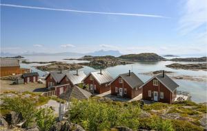 une rangée de maisons sur une île dans l'eau dans l'établissement Beautiful Home In Offersy With House A Panoramic View, à Offersøy