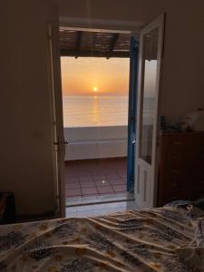 A bed or beds in a room at Casa cielo - Unforgettable sunsets