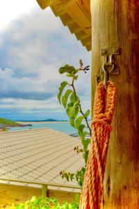 a rope hanging from a wooden pole with a building at Pousada Villa Del Mar in Farol de Santa Marta