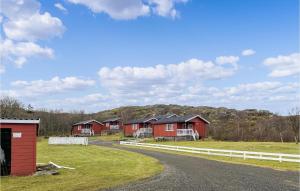 una fila di cabine rosse in una fattoria di Stunning Home In Offersy With House A Panoramic View a Offersøy