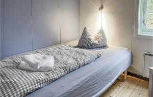 un letto con due cuscini sopra in una stanza di Stunning Home In Offersy With House A Panoramic View a Offersøy