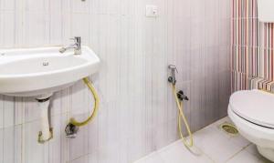 un baño con lavabo e inodoro en FabHotel Galaxy Suite, en Bombay