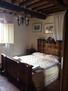 sypialnia z dużym drewnianym łóżkiem w pokoju w obiekcie San Martin del Colle Holiday Home w mieście Casciana Terme +37 zdjęć