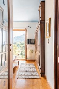 B&B Su Biancu - Sardinian Experience في Urzulei: ممر مع باب يؤدي إلى غرفة المعيشة