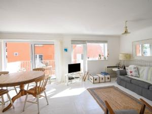 Posezení v ubytování 1 Bay View Court