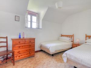 En eller flere senge i et værelse på Honeysuckle Cottage