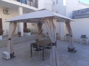 - une table et des chaises sous un parasol sur la terrasse dans l'établissement Angelica, à Lecce