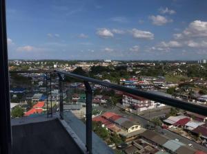 - une vue sur la ville depuis le haut d'un bâtiment dans l'établissement Jeff and Ricky Homestay 73@Vivacity Megamall, à Kampong Tabuan