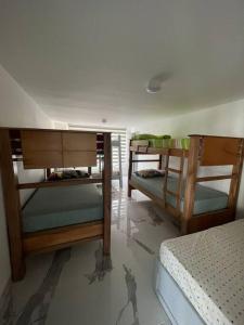 een kamer met 2 stapelbedden in een kamer bij hermosa casa nueva in Copacabana
