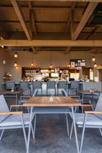 comedor con mesa y sillas en ゲストハウス＆カフェ　ハレテル, en Masuda