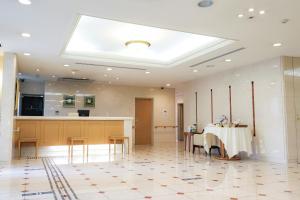 jadalnia ze stołem i kuchnią w obiekcie Forest Hongo by unito w Tokio