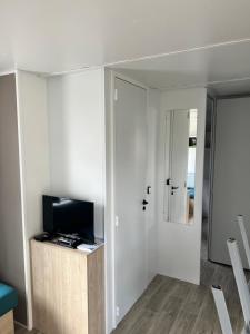 Televízia a/alebo spoločenská miestnosť v ubytovaní Mobil home Camping 4* La Falaise Narbonne Plage