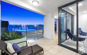 sala de estar con vistas al océano en Soul - 2 Bedroom Apartment with Private Plunge Pool - Q Stay, en Gold Coast
