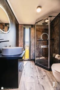 a bathroom with a tub and a glass shower at Arnikowa Widokówka in Sosnówka