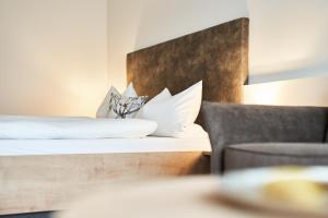 Katil atau katil-katil dalam bilik di Wirt z´Uttlau Familienhotel Höng +4 gambar