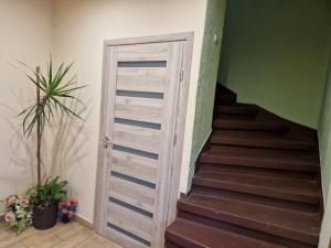 une porte en bois menant à un escalier. dans l'établissement Wypoczynek w górach, à Węgierska Górka