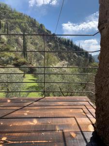 uma vista para um deque de madeira com uma cerca em Casa Lume em Toscolano Maderno
