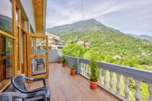 a balcony with a view of a mountain at Doris Mountain Cabins Tirthan in Banjār