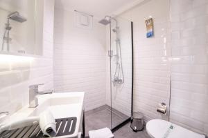 Koupelna v ubytování Barin Hotel