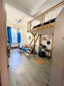 een kamer met een stapelbed en een woonkamer bij Vis-a-Vis Studio - Gara de Nord in Boekarest