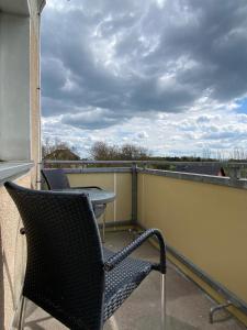 balcone con sedia e tavolo sul tetto di Gästewohnung KL. WZL 29_7 