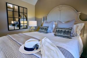 En eller flere senge i et værelse på The Shooting Lodge